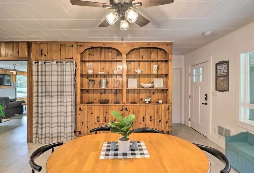 Newly Renovated, Eureka Lakefront Retreat!