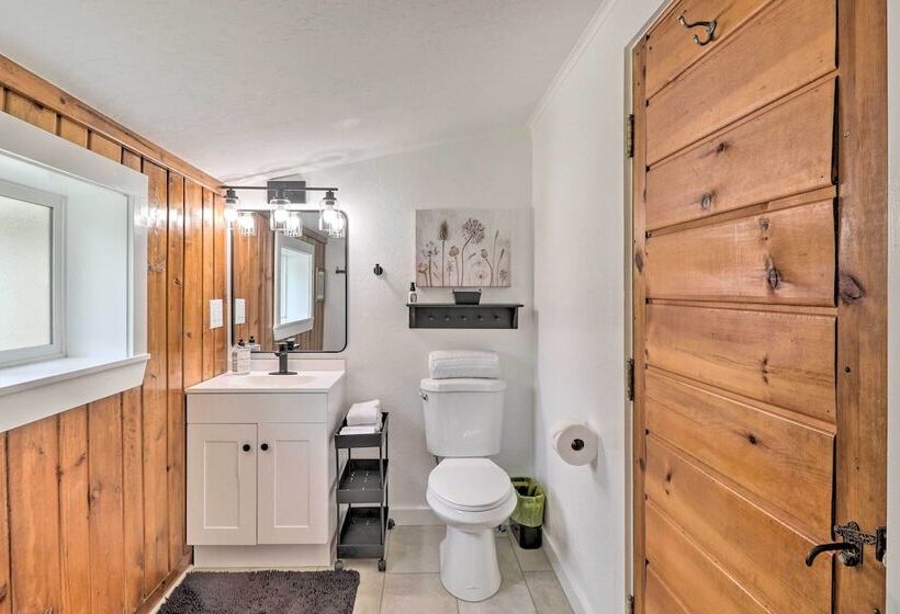 Newly Renovated, Eureka Lakefront Retreat!