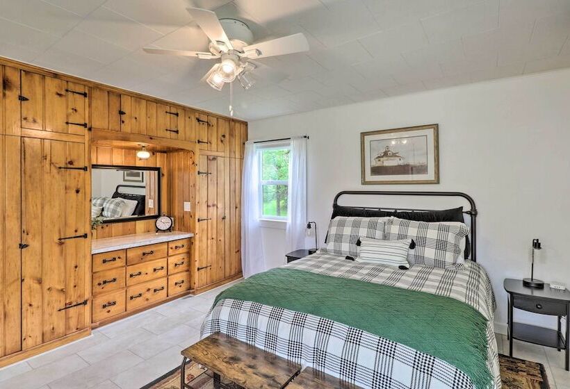 Newly Renovated, Eureka Lakefront Retreat!