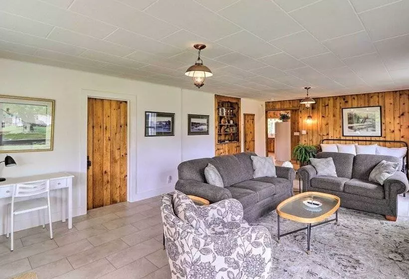 Newly Renovated, Eureka Lakefront Retreat!