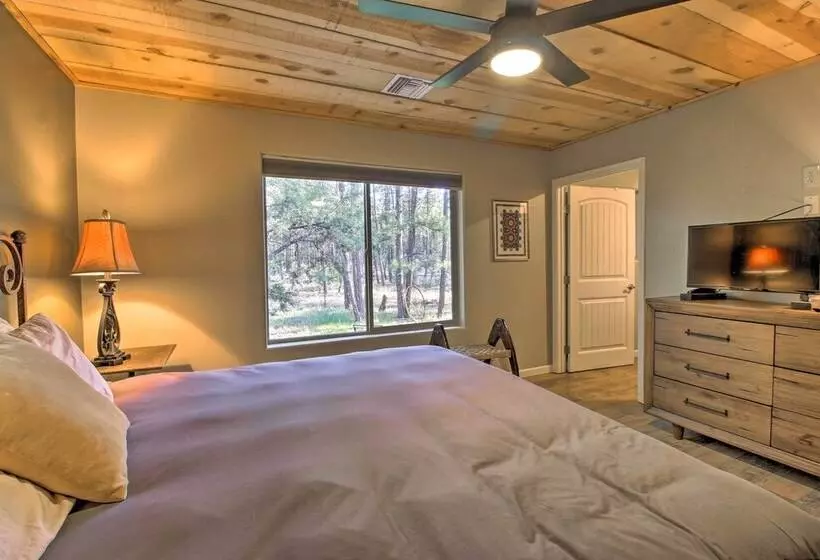 1 Mi To Rainbow Lake: Newly Built & Woodsy Retreat