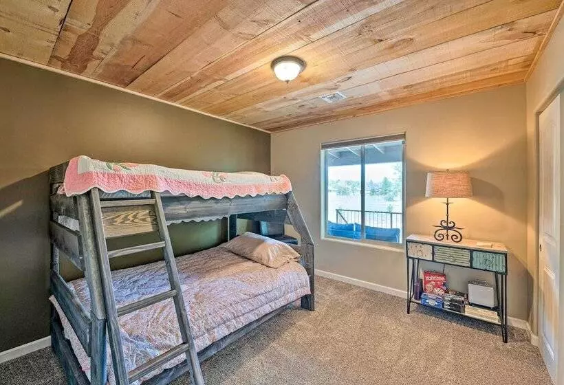 1 Mi To Rainbow Lake: Newly Built & Woodsy Retreat