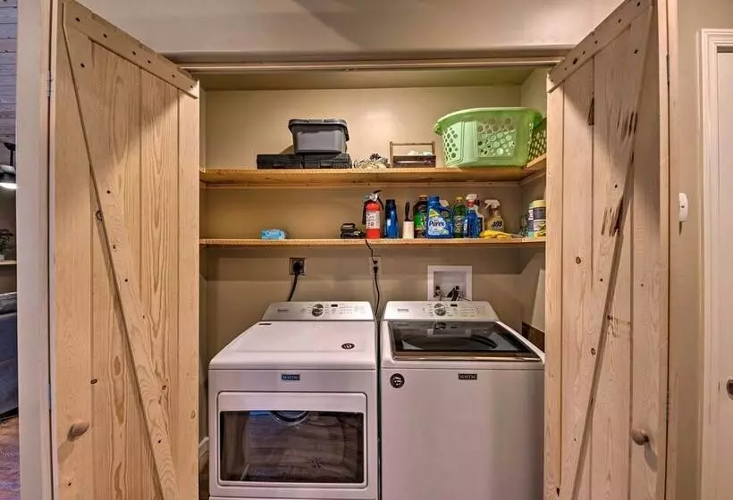 1 Mi To Rainbow Lake: Newly Built & Woodsy Retreat