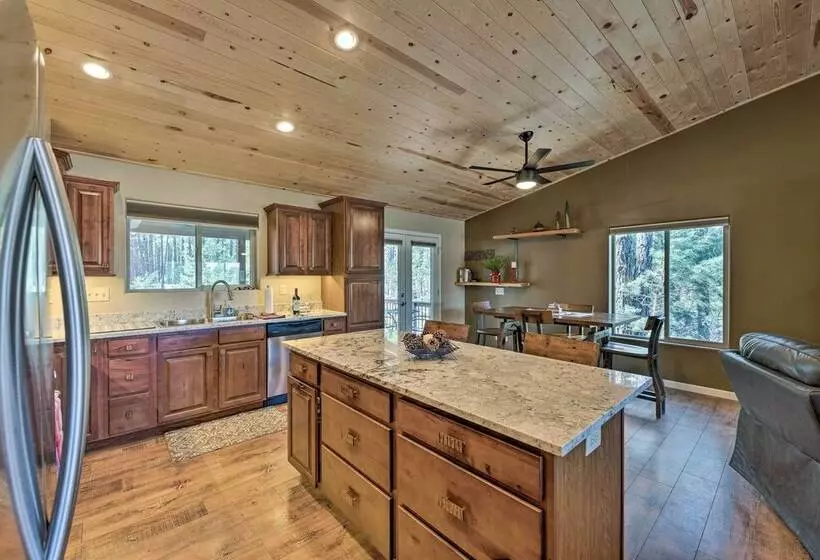 1 Mi To Rainbow Lake: Newly Built & Woodsy Retreat