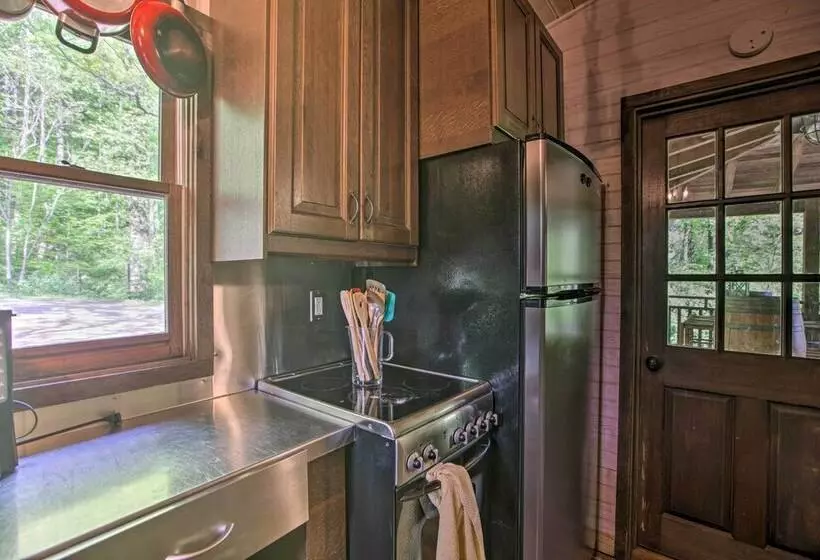 Romantic Log Cabin Escape On Delfosse Winery!