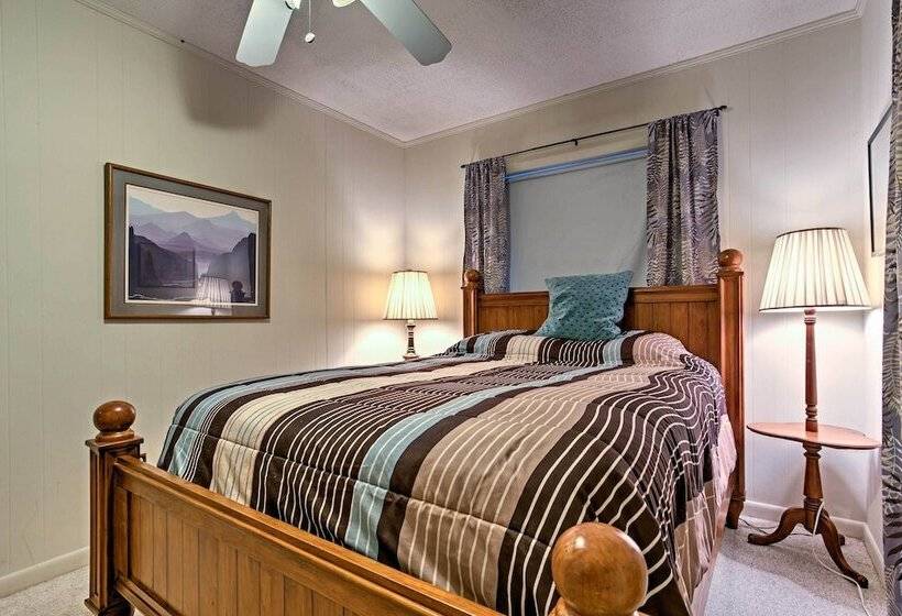 Secluded Mountain Home W/ Stunning Views & Deck!