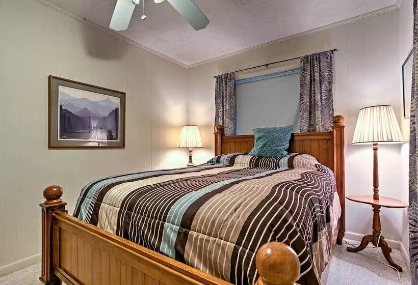 Secluded Mountain Home W/ Stunning Views & Deck!