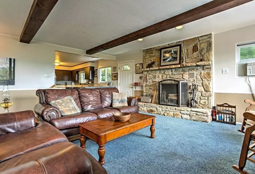 Secluded Mountain Home W/ Stunning Views & Deck!