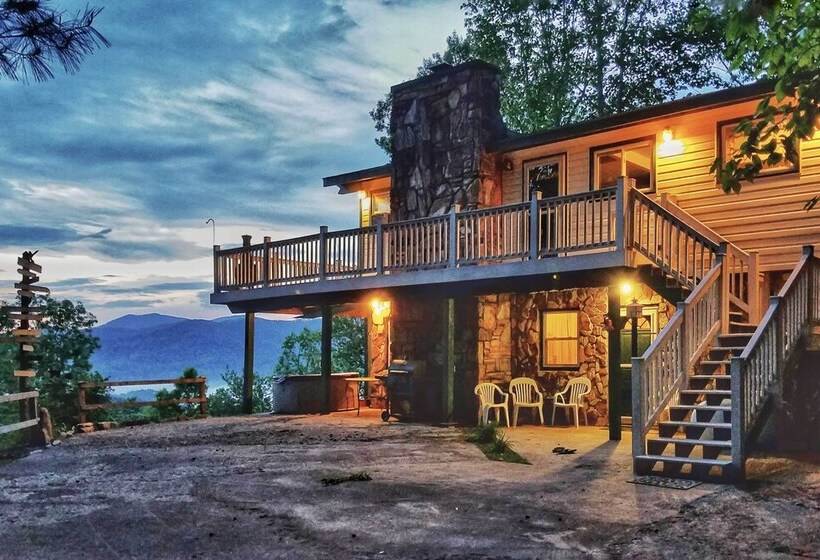 Secluded Mountain Home W/ Stunning Views & Deck!