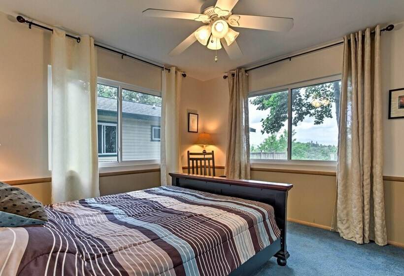 Secluded Mountain Home W/ Stunning Views & Deck!