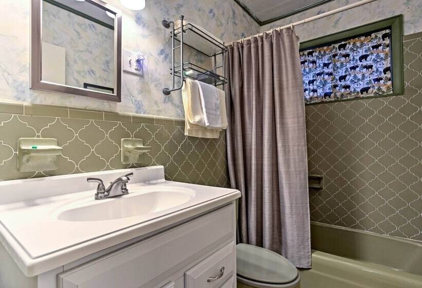 Secluded Mountain Home W/ Stunning Views & Deck!