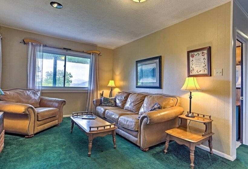 Secluded Mountain Home W/ Stunning Views & Deck!