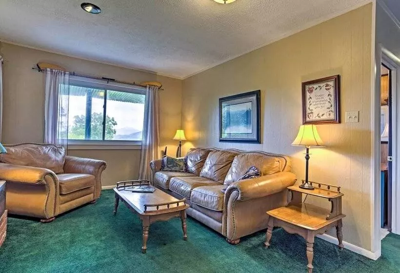 Secluded Mountain Home W/ Stunning Views & Deck!