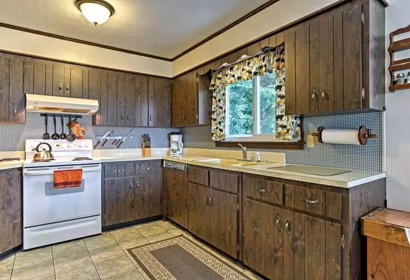 Secluded Mountain Home W/ Stunning Views & Deck!