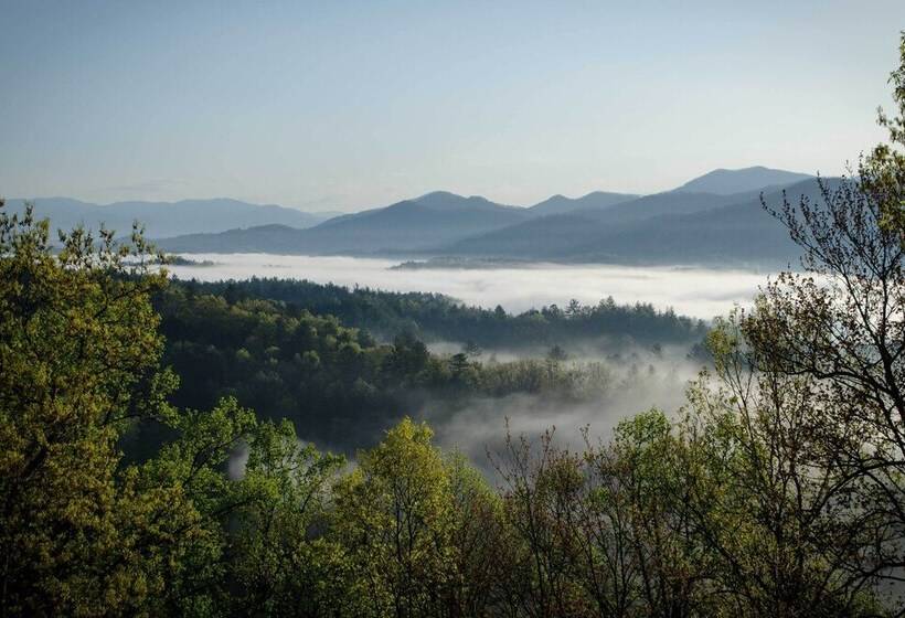 Secluded Mountain Home W/ Stunning Views & Deck!