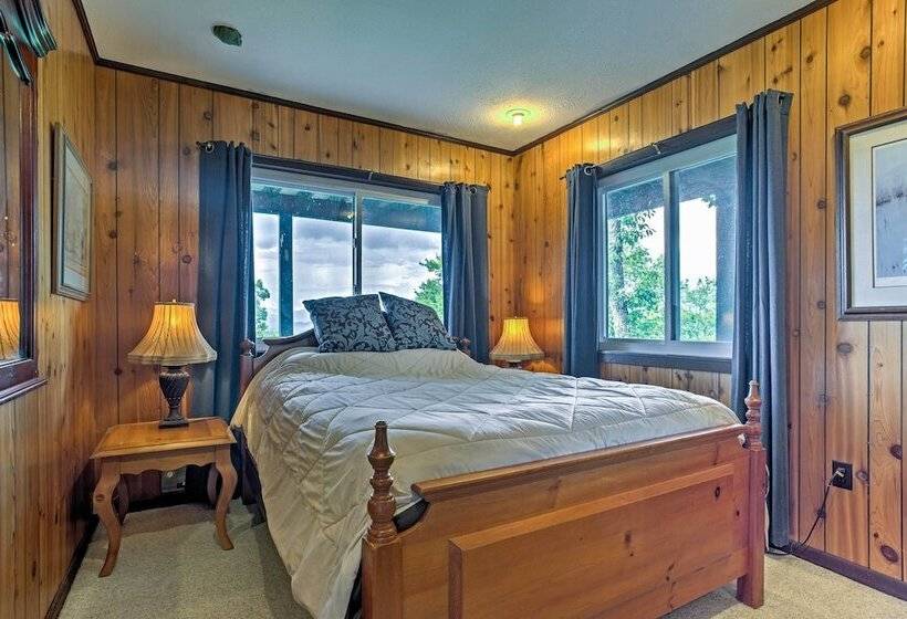 Secluded Mountain Home W/ Stunning Views & Deck!