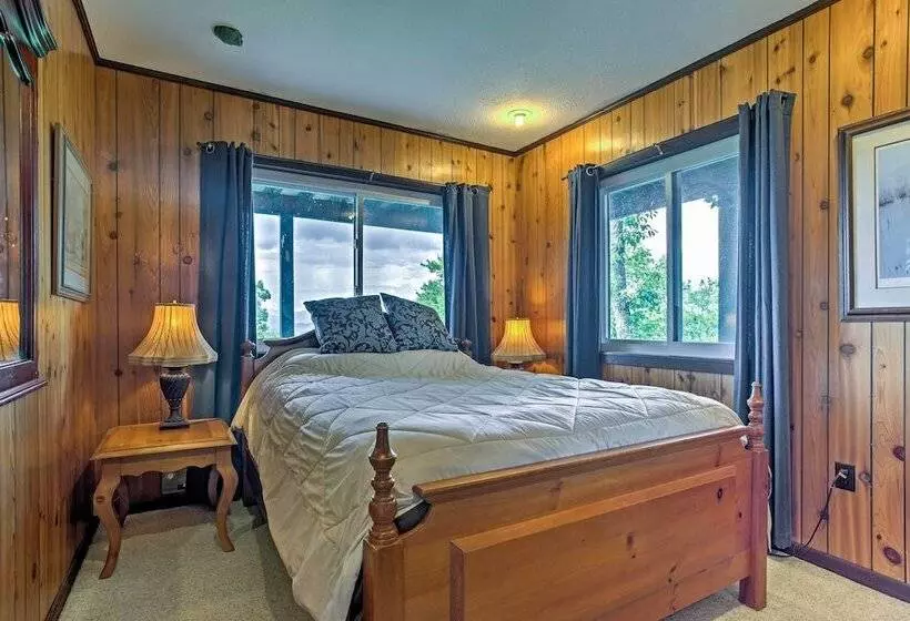 Secluded Mountain Home W/ Stunning Views & Deck!