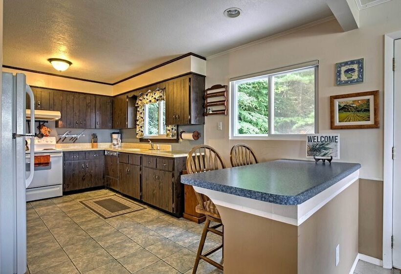 Secluded Mountain Home W/ Stunning Views & Deck!