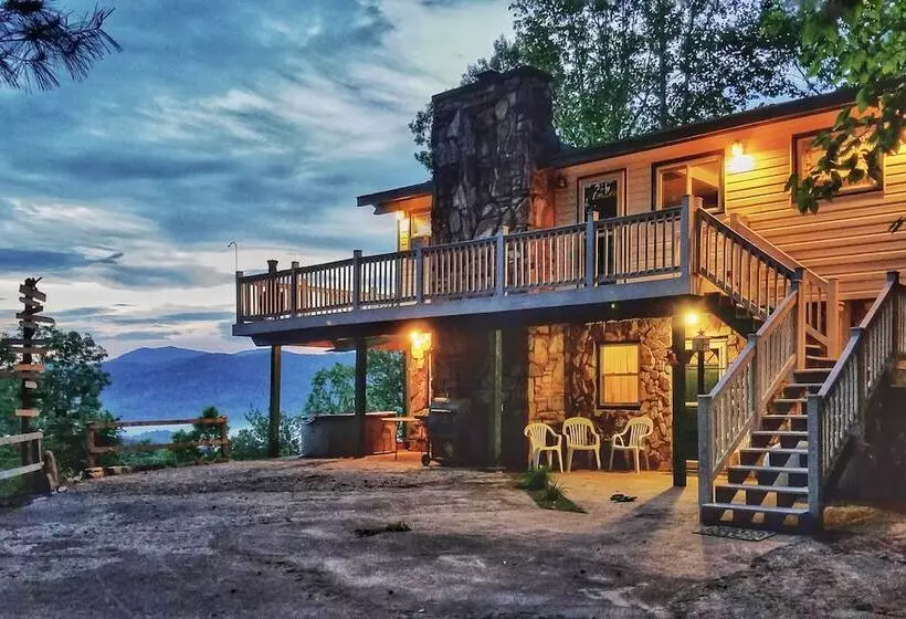 Secluded Mountain Home W/ Stunning Views & Deck!