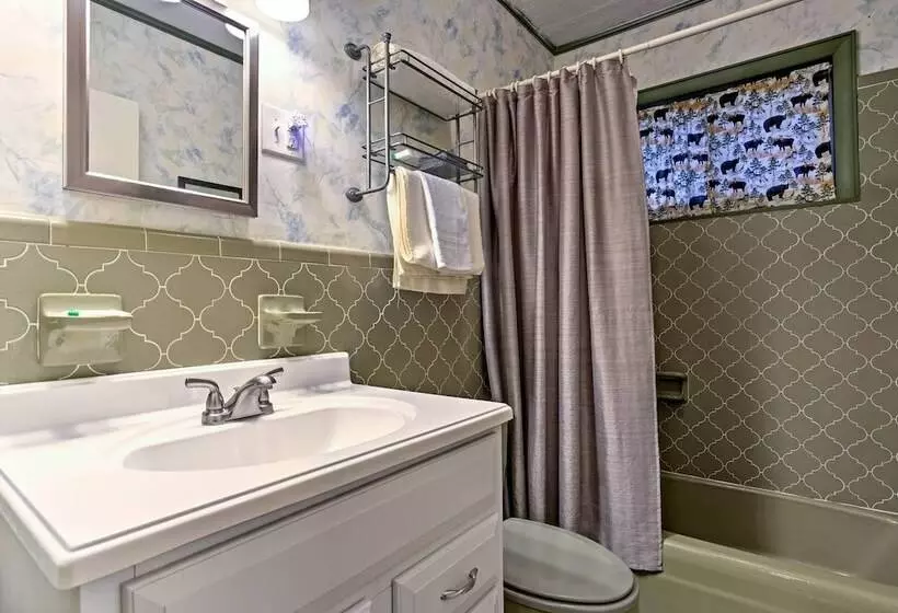 Secluded Mountain Home W/ Stunning Views & Deck!