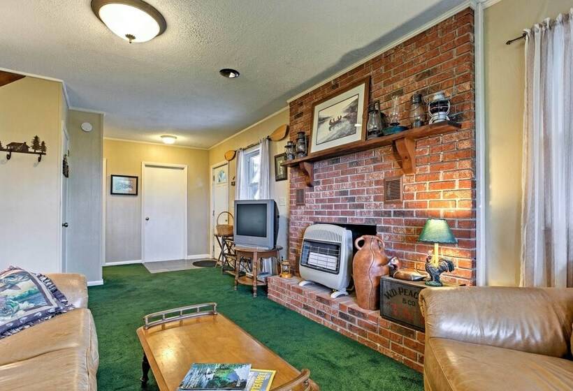 Secluded Mountain Home W/ Stunning Views & Deck!