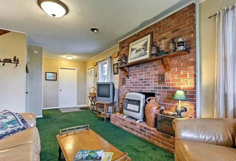 Secluded Mountain Home W/ Stunning Views & Deck!