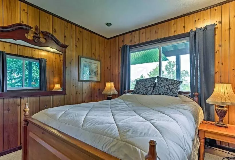 Secluded Mountain Home W/ Stunning Views & Deck!