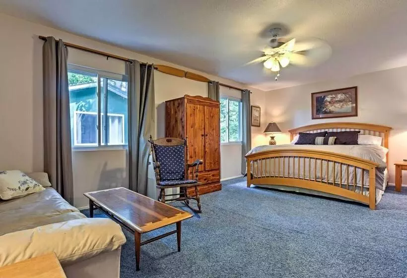 Secluded Mountain Home W/ Stunning Views & Deck!