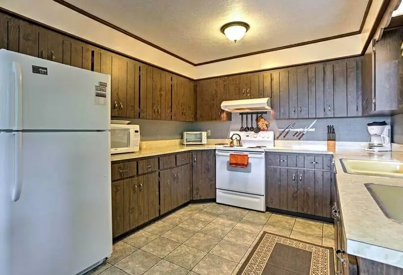 Secluded Mountain Home W/ Stunning Views & Deck!