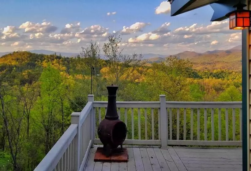 Secluded Mountain Home W/ Stunning Views & Deck!
