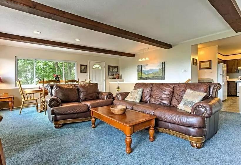 Secluded Mountain Home W/ Stunning Views & Deck!