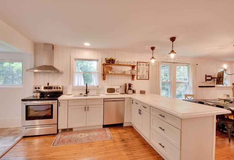 Serene Greenville Cottage: 6 Mi To Paris Mtn!