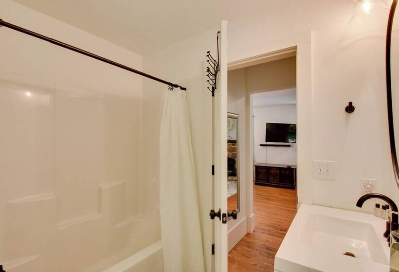 Serene Greenville Cottage: 6 Mi To Paris Mtn!