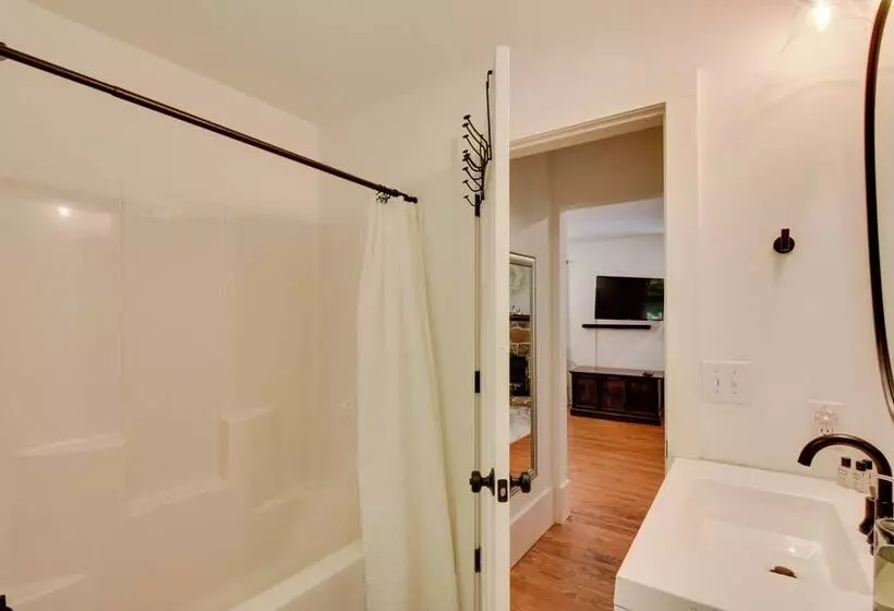 Serene Greenville Cottage: 6 Mi To Paris Mtn!