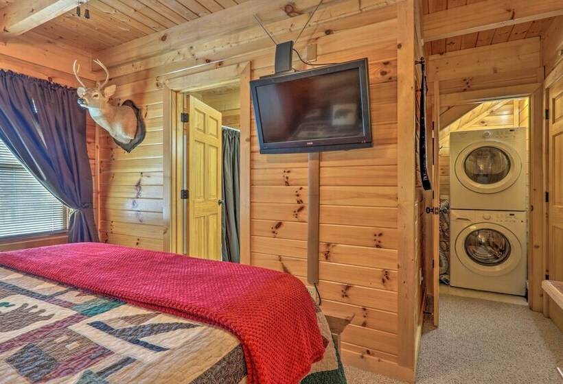 Sevierville Cabin W/ Furnished Deck & Balcony