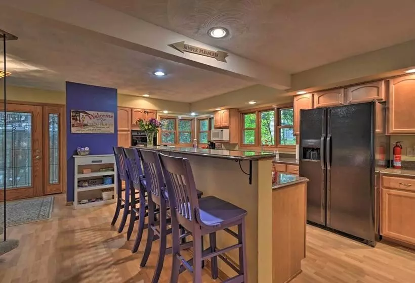 Spacious Lakehouse W/ Deck, Kayaks, & Dock!