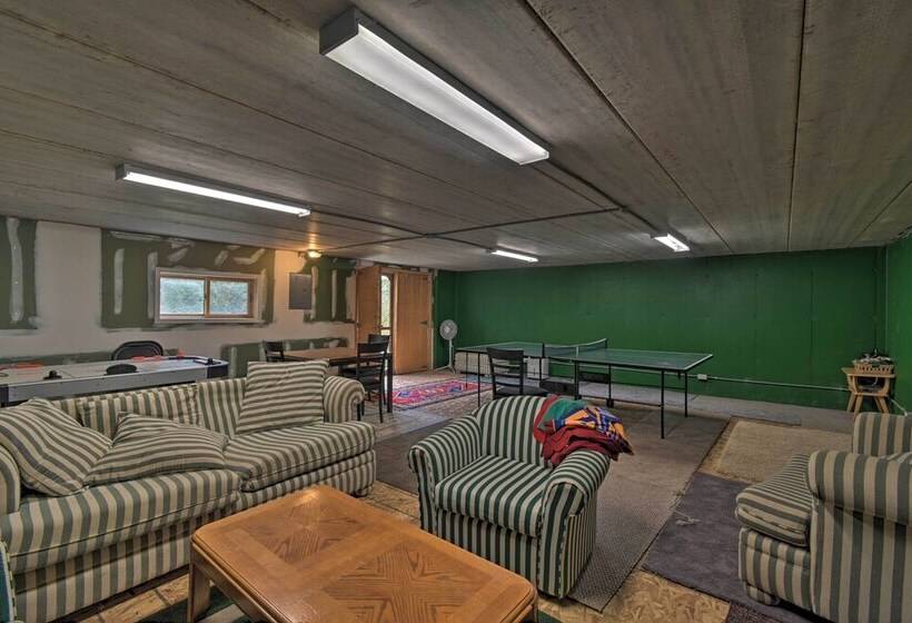 Spacious Lakehouse W/ Deck, Kayaks, & Dock!