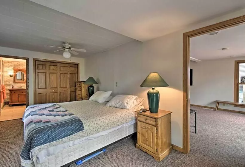 Spacious Lakehouse W/ Deck, Kayaks, & Dock!