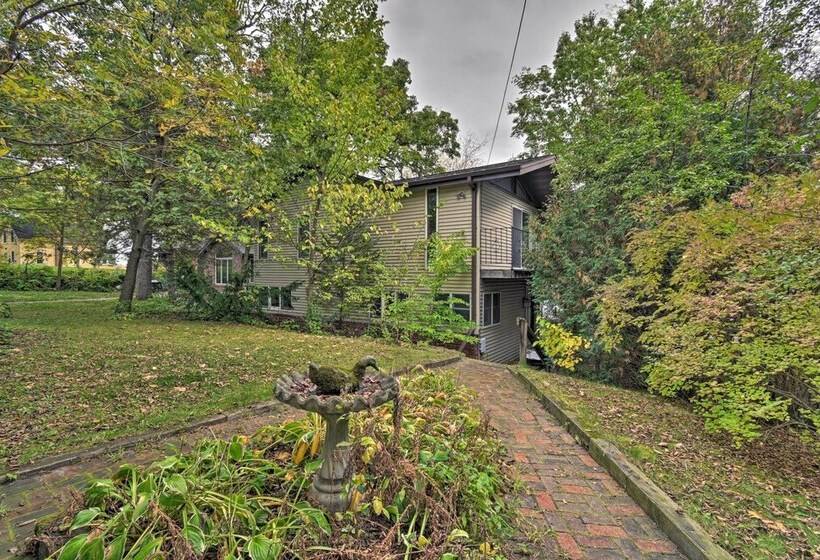 Spacious Lakehouse W/ Deck, Kayaks, & Dock!