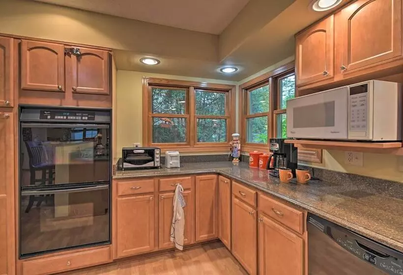 Spacious Lakehouse W/ Deck, Kayaks, & Dock!