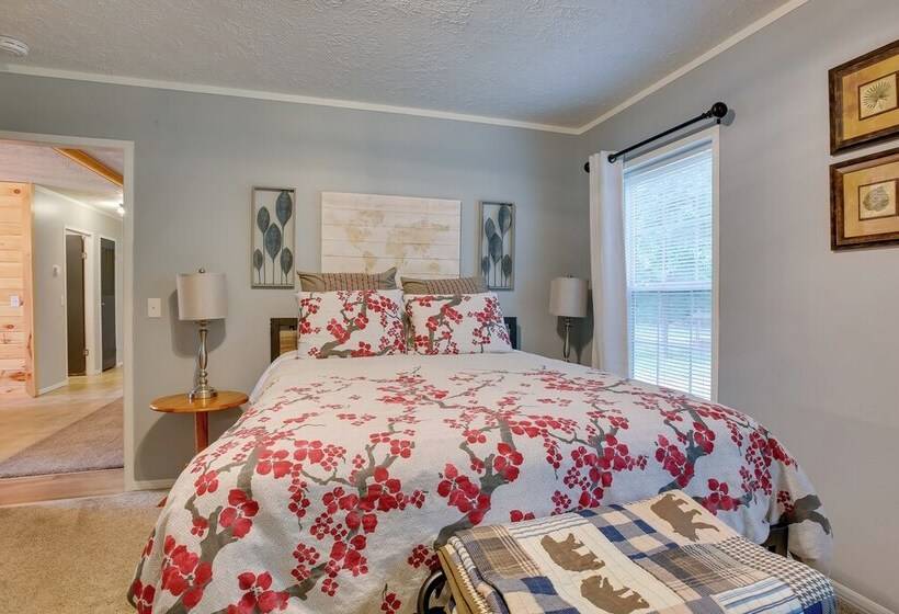 Spacious Wellston Home Near Hiking & Skiing!