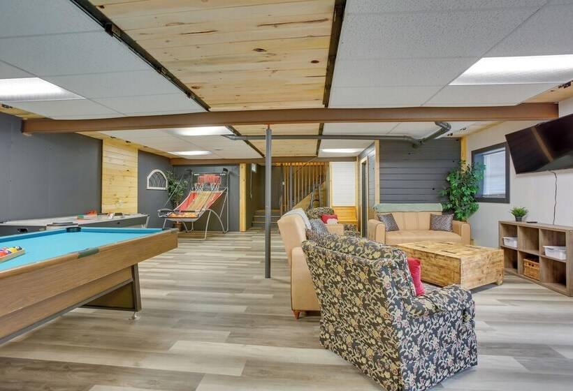 Spacious Wellston Home Near Hiking & Skiing!