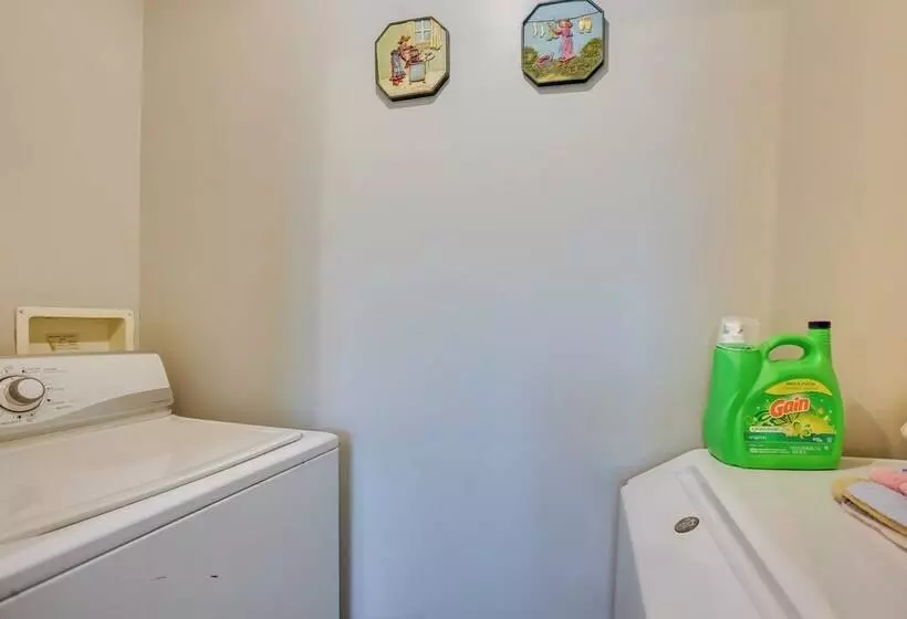 Spacious Wellston Home Near Hiking & Skiing!