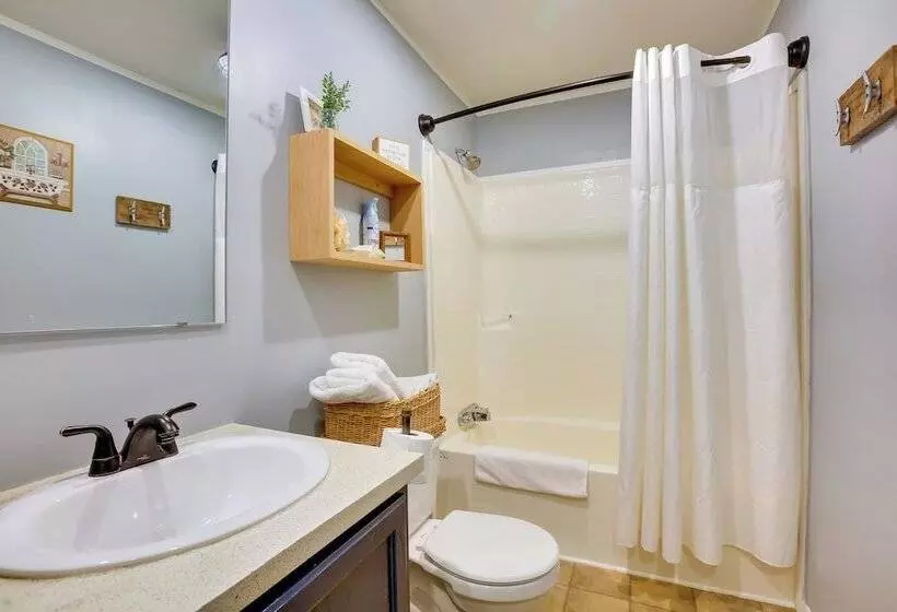 Spacious Wellston Home Near Hiking & Skiing!