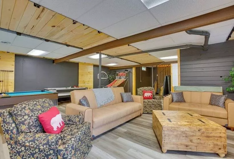 Spacious Wellston Home Near Hiking & Skiing!