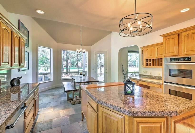 Stunning Pinetop Lakes Country Club Retreat!