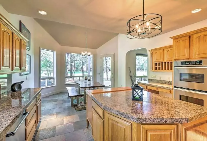Stunning Pinetop Lakes Country Club Retreat!