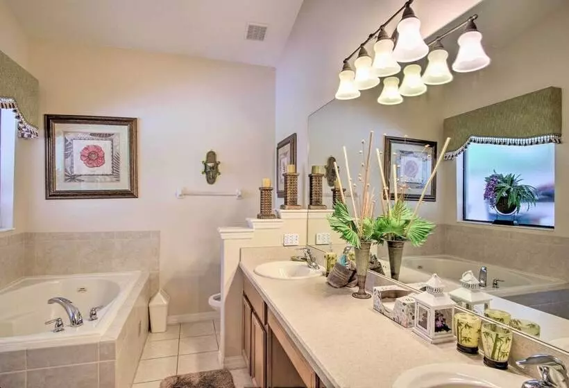 Sunny Villa W/ Lanai: 17 Mi To Disney!