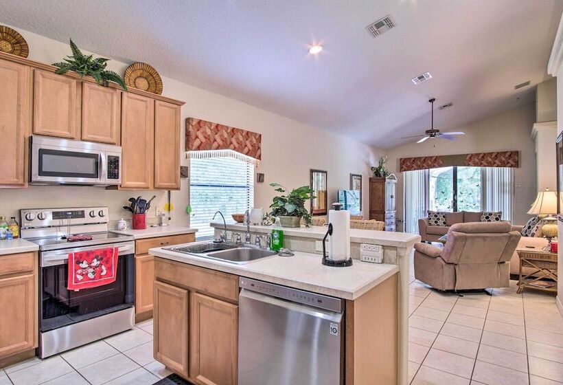 Sunny Villa W/ Lanai: 17 Mi To Disney!