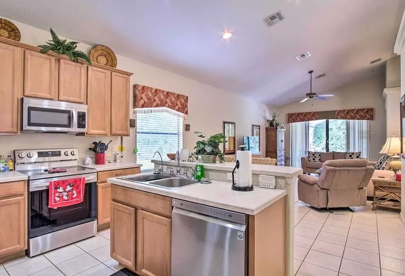 Sunny Villa W/ Lanai: 17 Mi To Disney!